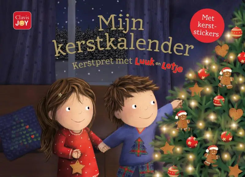 Twee kinderen in rode en blauwe kerstpyjama met kerstboommotieven naast versierde boom voor jonge lezers