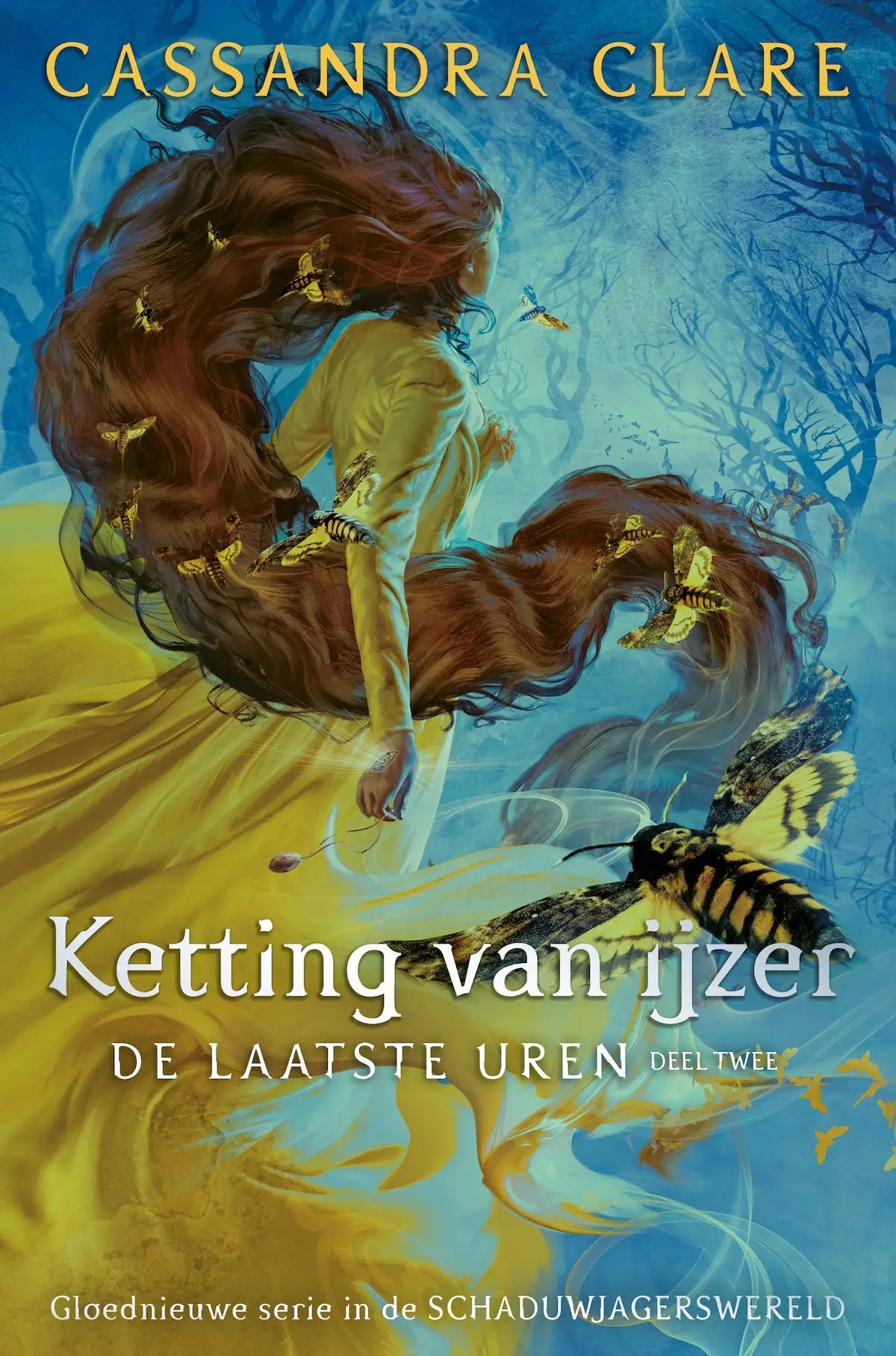 Cover van ketting van ijzer door cassandra clare met vrouw en gele zwarte vlinders op blauwe gouden achtergrond laatste uren