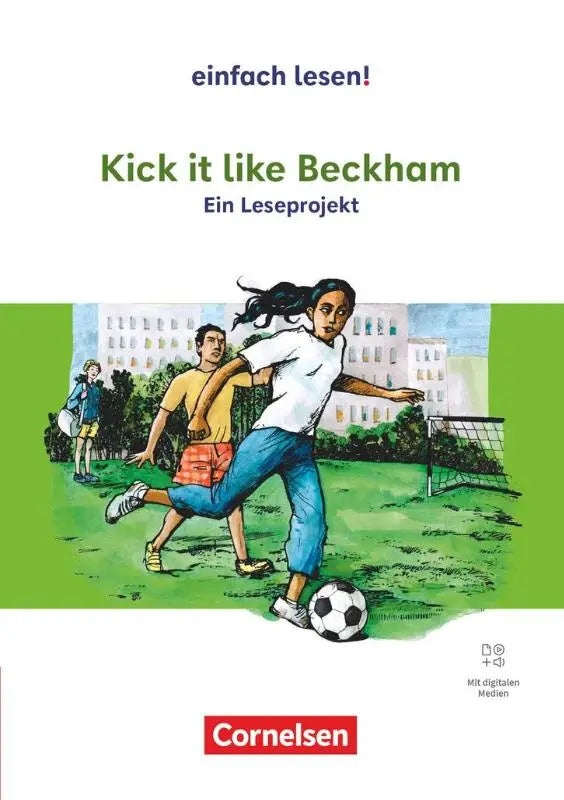 De cover van het kinderboek kick it like beckham van cornelsen toont een meisje in wit shirt en blauwe broek die een voetbal op groen veld schopt