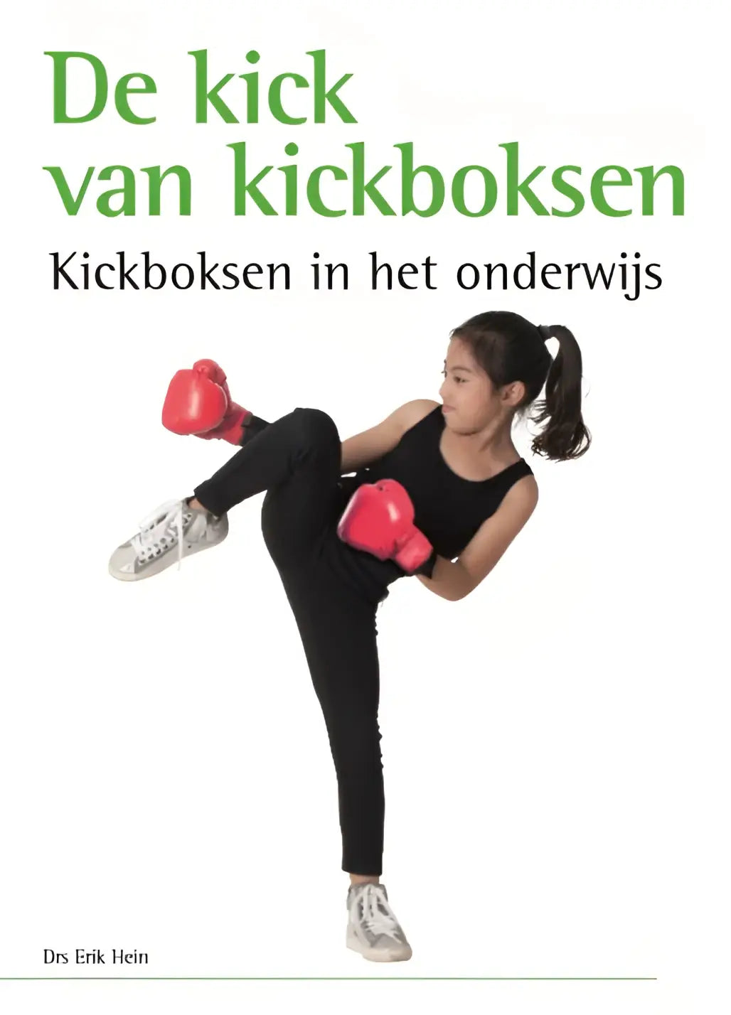 Een meisje in zwarte sportkleding met rode bokshandschoenen voert een hoge trap uit voor kickboksen erik hein arko sports media