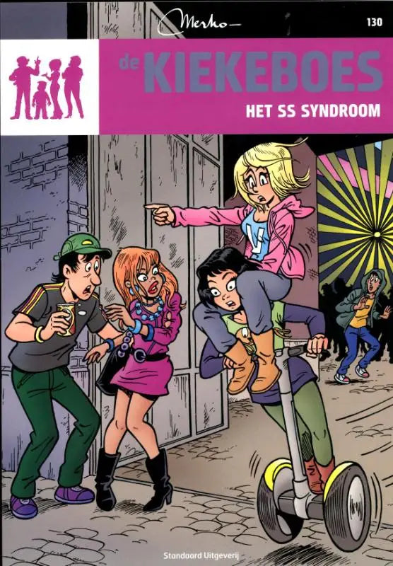 Meisje in roze jas wijst naar groep mensen op kasseienstraat in strips algemeen de kiekeboes het ss syndroom cover