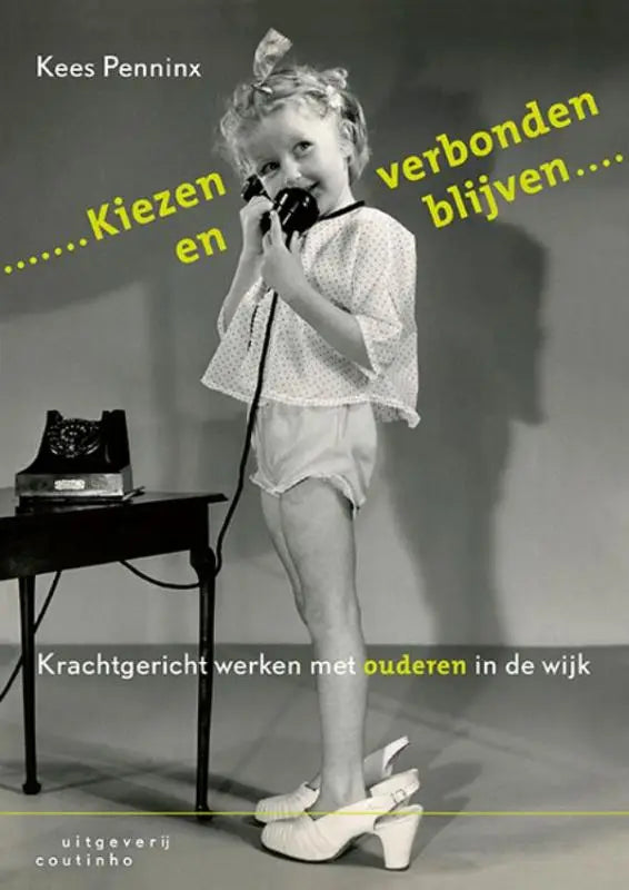 Jonge meisjes houdt oude zwarte rotarytelefoon aan oor in witte kant top en short. Kiezen en verbonden blijven