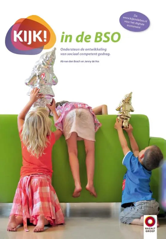 Silver en goudfolie verpakte kabouterfiguren in handen van kinderen als praktisch hulpmiddel voor pedagogisch medewerkers bij sociaal competent gedrag in de bso