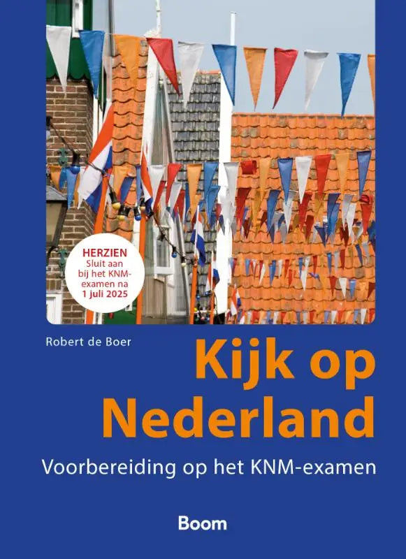 Boekcover van kijk op nederland met kleurrijke rood witte blauwe en oranje vlaggen boven traditionele daken