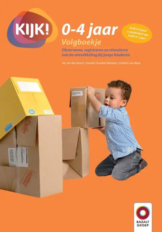 Een jongen in een blauw geruit overhemd bouwt met kartonnen dozen op een oranje achtergrond voor jonge kinderen