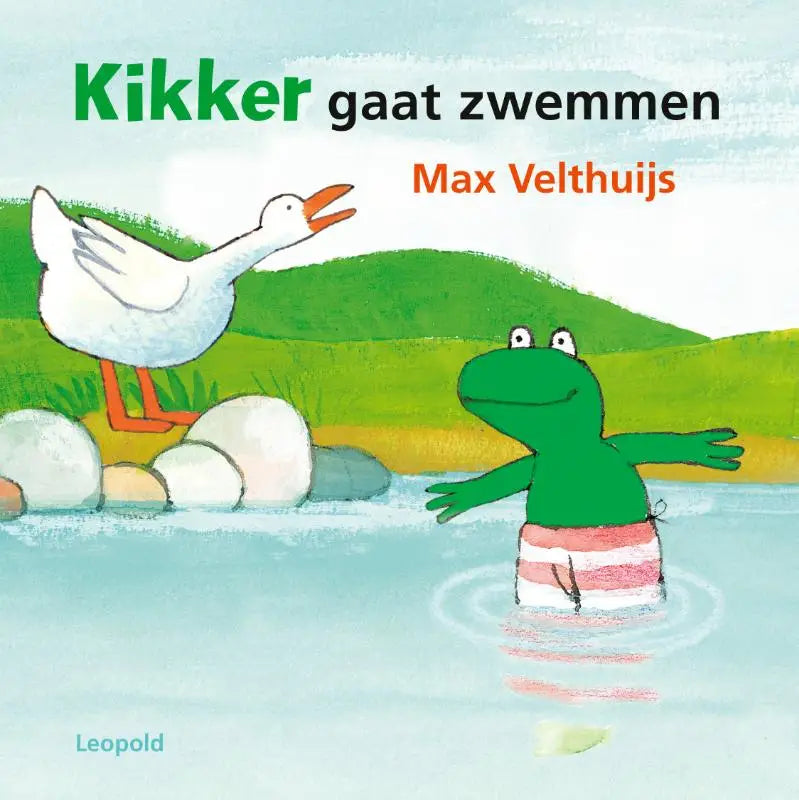 Groene cartoon kikker in rood-wit gestreepte zwemshort staat in ondiep water in kikker gaat zwemmen product