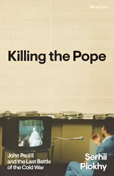 De albumcover voor killing the pope door serhii plokhy toont een vintage televisie met john paul ii over de laatste koude oorlog