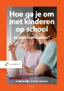 Paar beige zachte handschoenen met nauwsluitende pasvorm en subtiele stikdetails voor gerda woltjer en harry janssens