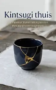 Zwarte keramische theekop met goudkleurige kintsugi-sterpatroon als voorbeeld van japanse kunst thuis
