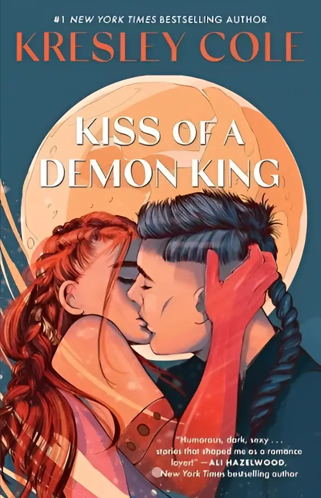 De boekcover van kiss of a demon king toont een romantische illustratie van twee personages die kussen onder een oranje maan