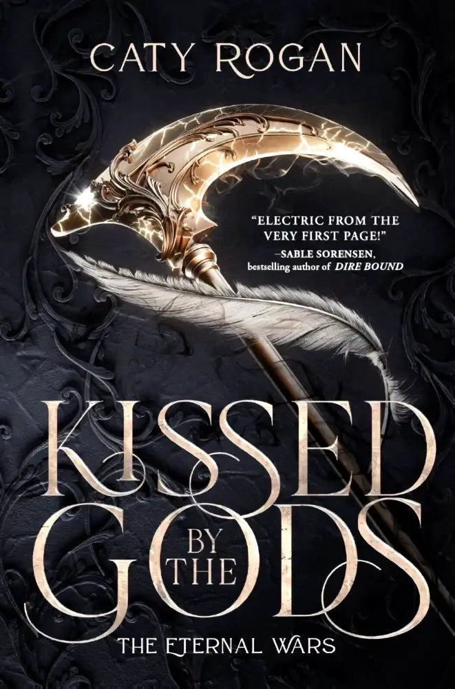 Een gouden, sierlijke sikkel met ingewikkelde details en een gevederde handgreep van kiss by the gods, episch en verslavend