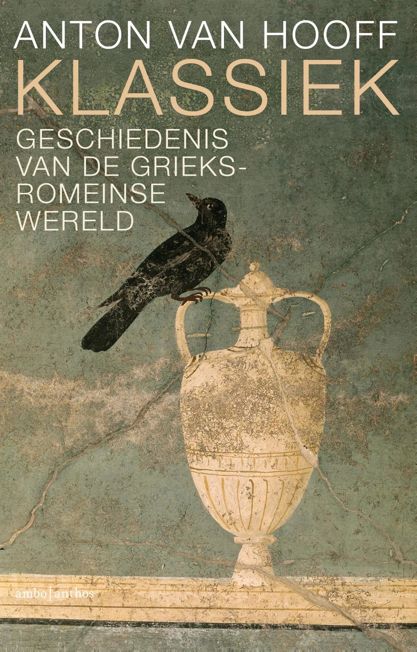 Een zwarte kraai zit op een roomkleurige, antieke griekse amfora in klassiek over de griekse stadsstaten en het romeinse rijk