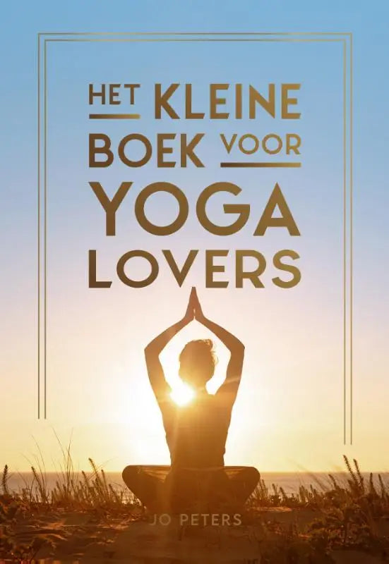 Het kleine boek voor yogalovers met gouden letters en meditatie silhouet tegen zonsondergang achtergrond