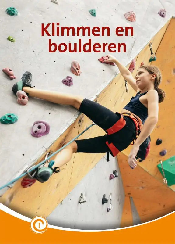 Een jonge vrouw in sportkleding klimt actief een indoor klimwand met kleurrijke hand- en voetgrepen voor jonge lezers