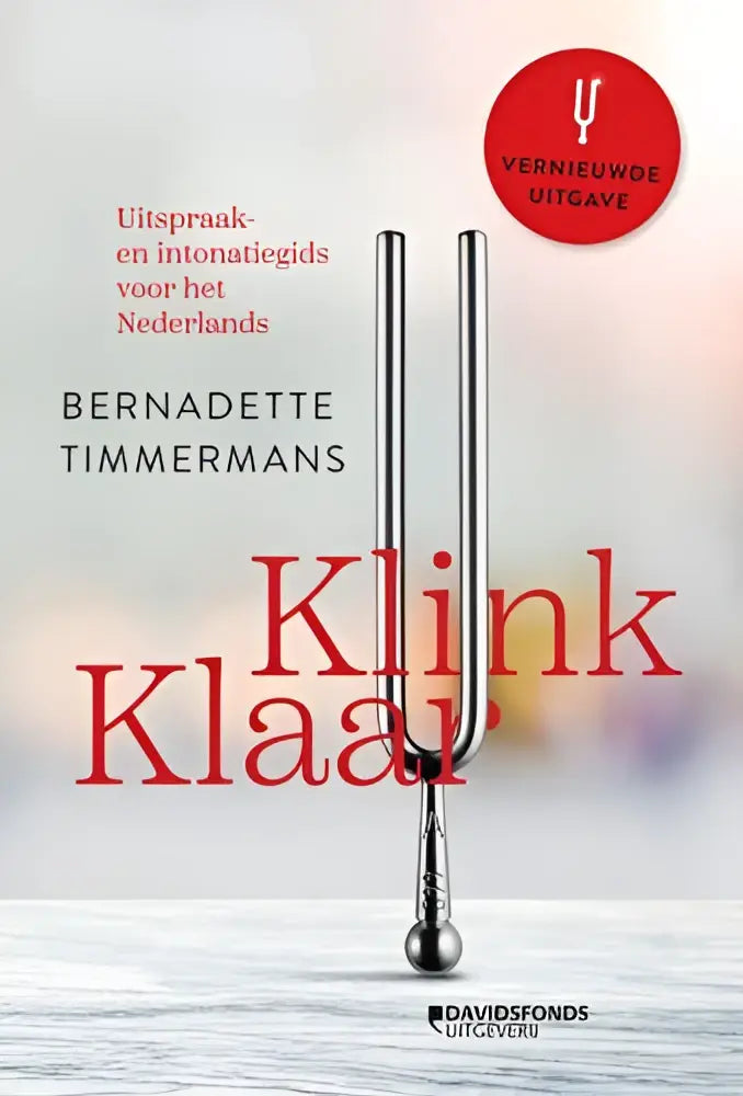 Een metalen stemvork met een gepolijste zilveren afwerking en drie tanden uit klink klaar van bernadette timmermans bij standaard uitgeverij