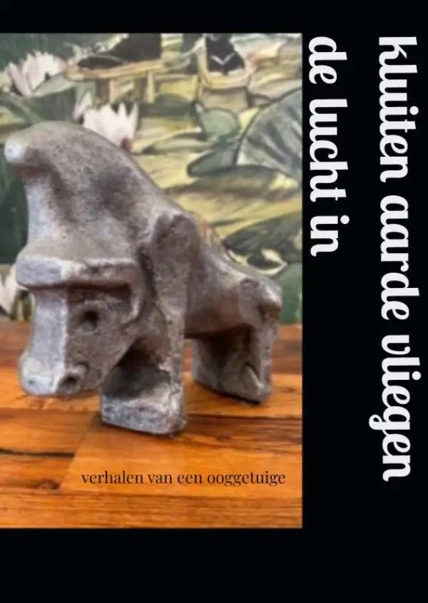 Grijs stenen beeldhouwwerk van een beerachtig figuur met ruwe textuur passend bij kluiten aarde jonge lezers