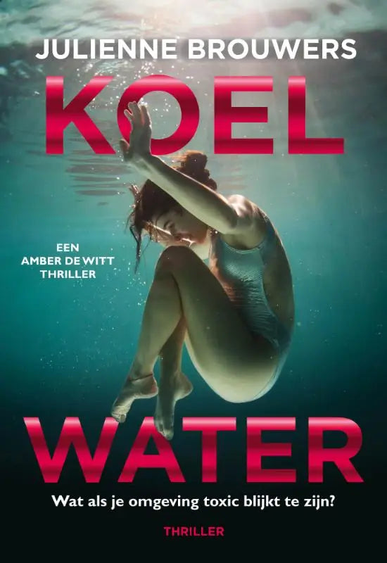 De boekcover van koel water door julienne brouwers toont een vrouw in een teal badpak onder water met rode titel