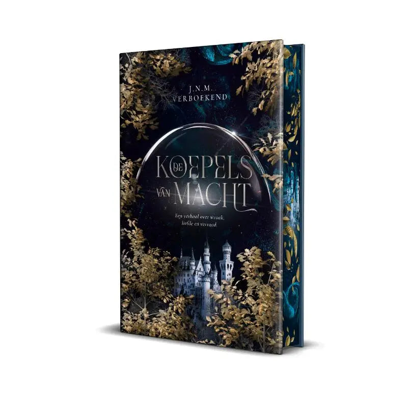 Een hardcover boek de koepels van macht met een donkere betoverde kaft en gouden bladeren rondom een verlicht kasteel
