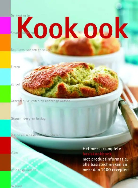 Witte keramische ramekin met goudbruine, kruidige ovenschotel uit kookboek kook ook van vbk media basis kookboeken algemene kookkunst