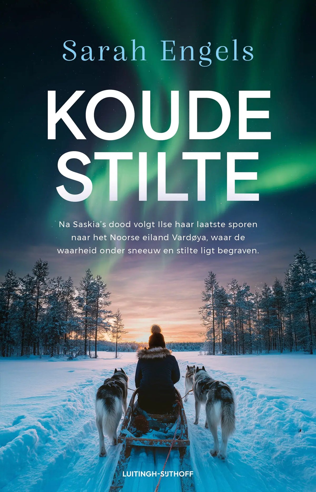 De boekcover van koude stilte door Sarah Engels toont een besneeuwd landschap met aurora en sledesleepende huskies
