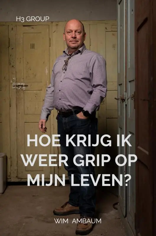 De boekcover van hoe krijg ik weer grip op mijn leven door wim amba toont een man in een lichtpaarse blouse bij verweerde houten deuren