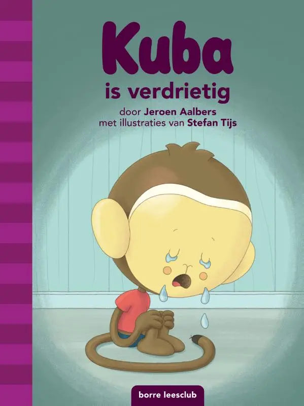 Een cartoon aap met bruine vacht en wit hoofdband in een rood shirt die op de grond zit en huilt voor jonge lezers