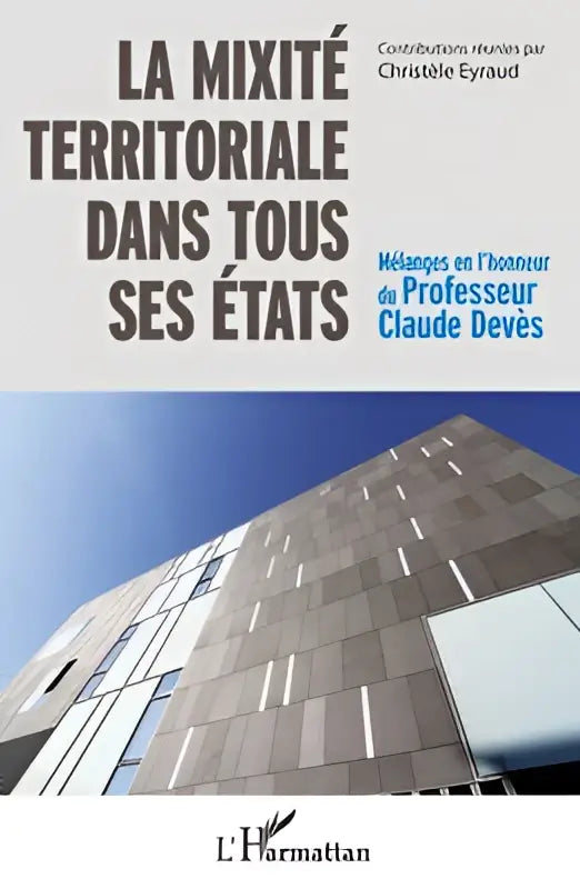 Boekcover van la mixité territoriale dans tous ses états met moderne glazen en metalen gebouw bij blauwe lucht