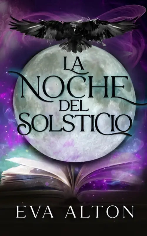 De cover van la noche del solsticio toont een volle maan met een open boek en een zwarte vogel tegen een paarse achtergrond