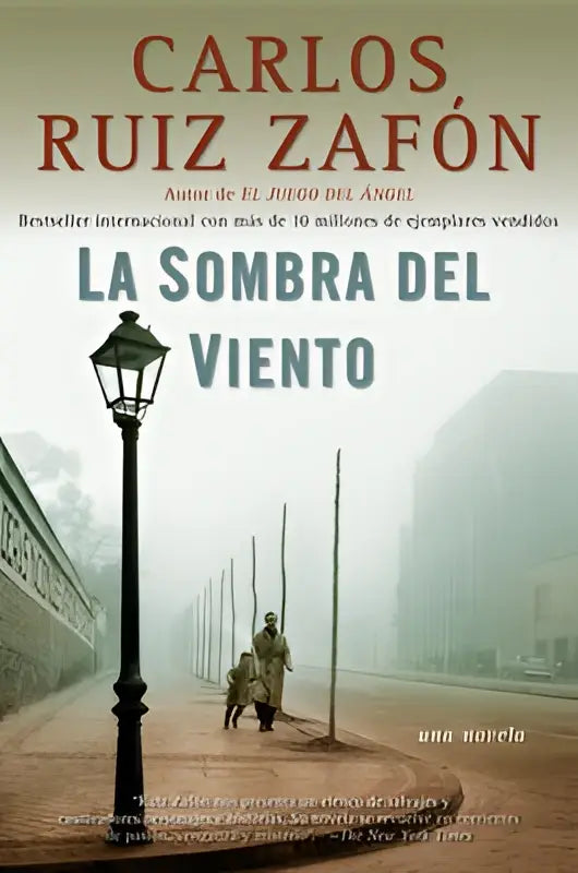 De boekomslag van la sombra del viento door carlos ruiz zafón toont een sepia illustratie van een lantaarn en figuren