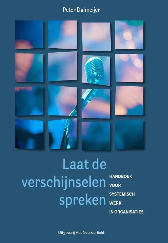 Voorzijde blauw boek laat de verschijnselen spreken met vintage zilveren microfoon voor systemisch werk in organisaties