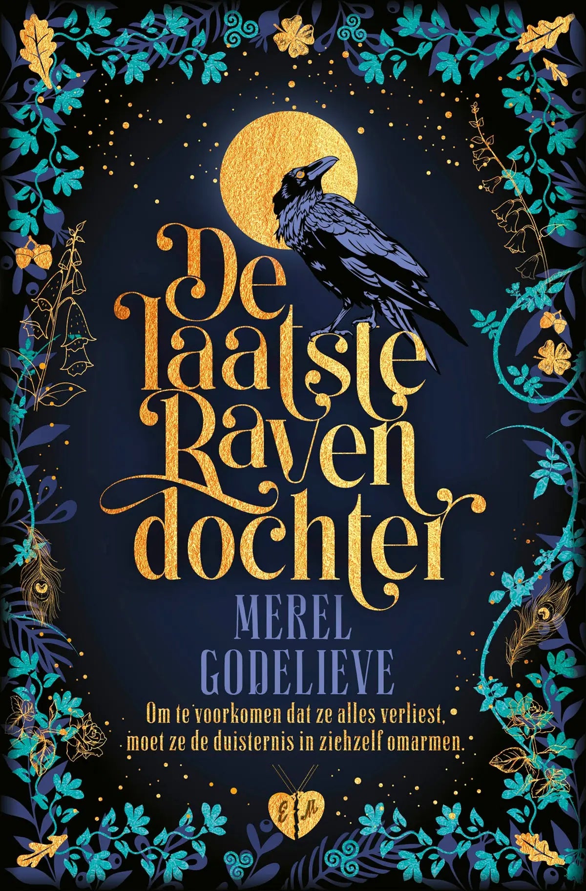 De boekcover van de laatste ravendochter door merel godelieve toont een zwarte raaf voor een gouden maan met teal en goud patroon