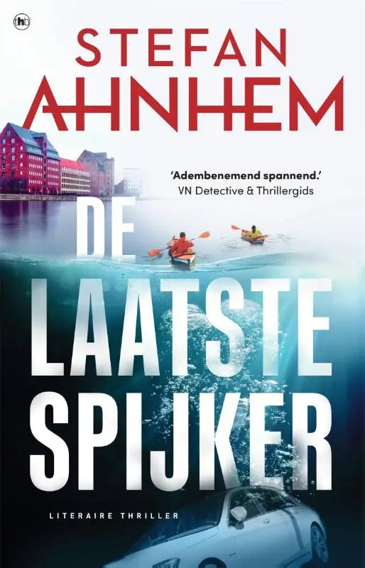 De laatste spijker boekomslag met witte cabrio deels onder water en twee kajakkers voor rode bakstenen gebouwen