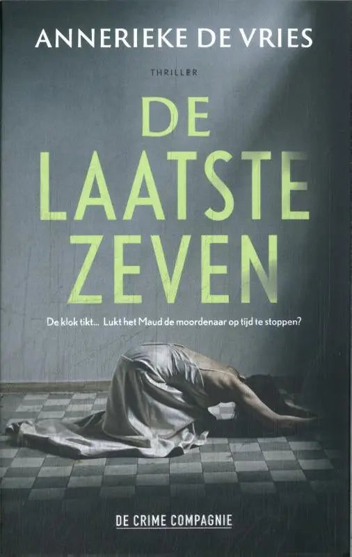 De cover van het boek de laatste zeven heeft een donkere, sfeervolle achtergrond met limegroene titelletters