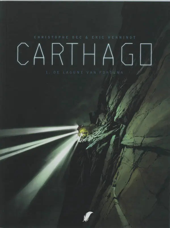 Donkere geïllustreerde stripboekcover carthago met gloeiend geel figuur en ruige stenen kliffen de lagune van fortuna