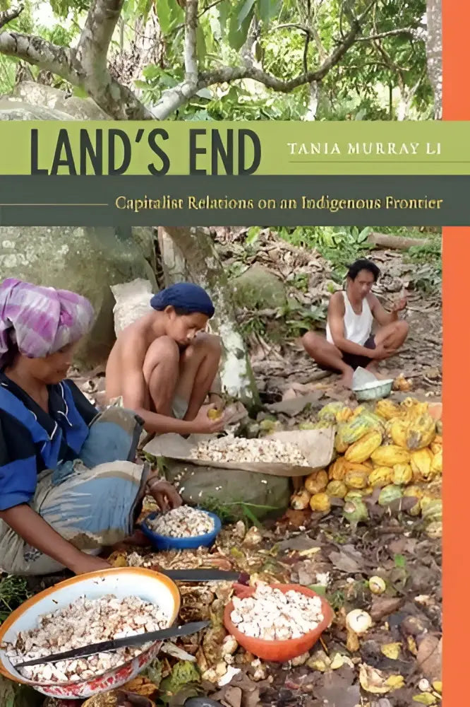 De boekcover van land’s end door tania murray li toont drie personen die werken tussen cacaopeulen op een inheems frontier