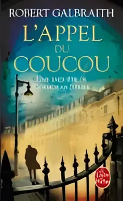 De boekcover van l’appel du coucou van robert galbraith toont een donkere illustratie met silhouetten bij een smeedijzeren hek
