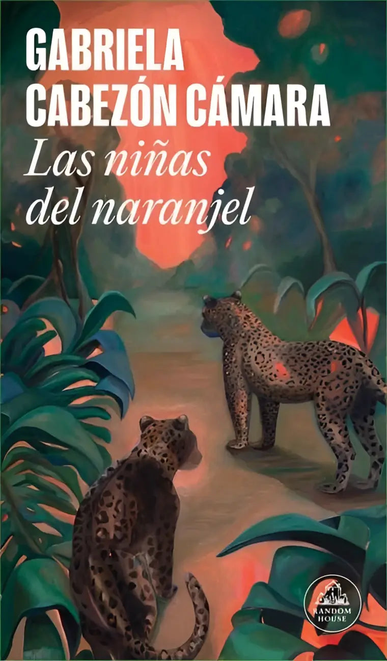 De boekcover van niñas del naranjel toont twee gevlekte luipaarden in een weelderige tropische jungle onder een oranje lucht