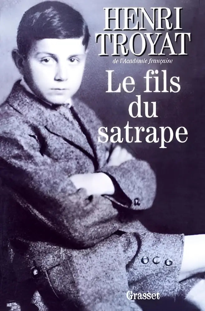 Zwart-wit boekcover van fils du satrape met een jonge jongen in een getextureerd tweedpak met gekruiste armen