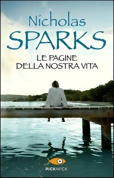 De pagine della nostra vita boekcover van nicholas sparks met een persoon zittend op een houten steiger aan het water