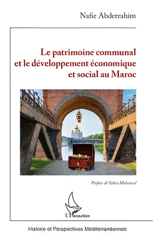 De boekcover toont een rode houten kist met gouden afwerking en metalen scharnieren voor patrimonie communal en ontwikkeling économique et social au maroc