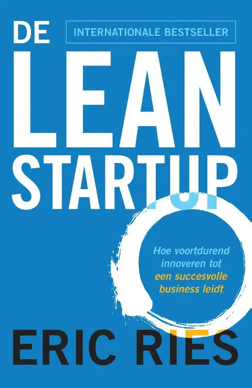 Blauwe boekomslag van de lean startup met cirkelontwerp auteur eric ries en uitgever pearson benelux zichtbaar