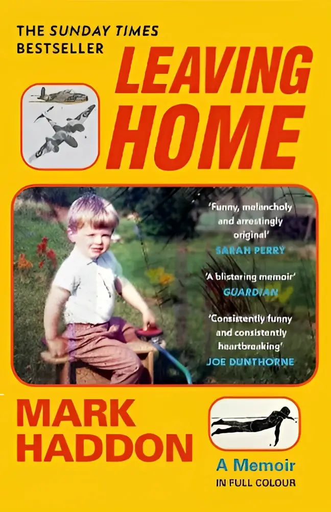 Gele boekcover voor de graphic novel leaving home door mark haddon met foto van een jongen buiten zittend