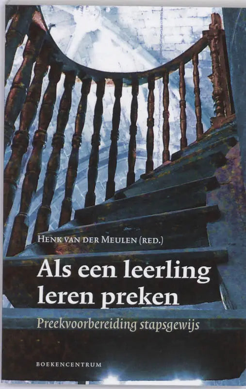 De boekcover van Als een leerling leren preken toont een donker houten wenteltrap met sierlijke balusters, passend bij leerling leren preken