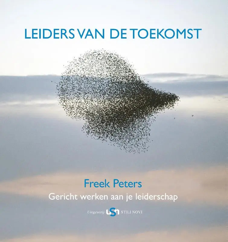 De boekcover van leiders van de toekomst door freek peters toont een donkere vogelvorm in hoofdvorm tegen een zachte lucht