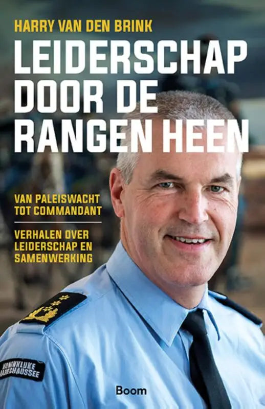 Blauw uniformhemd met zwart das en gouden insigne op de schouder uit leiderschap door de rangen heen product