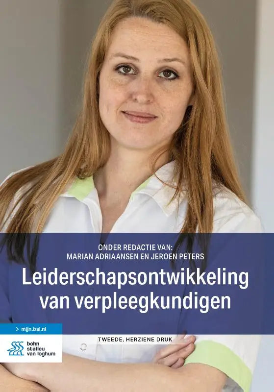 De boekcover van leiderschapsontwikkeling van verpleegkundigen toont een vrouw in een wit-groen overhemd bsl media