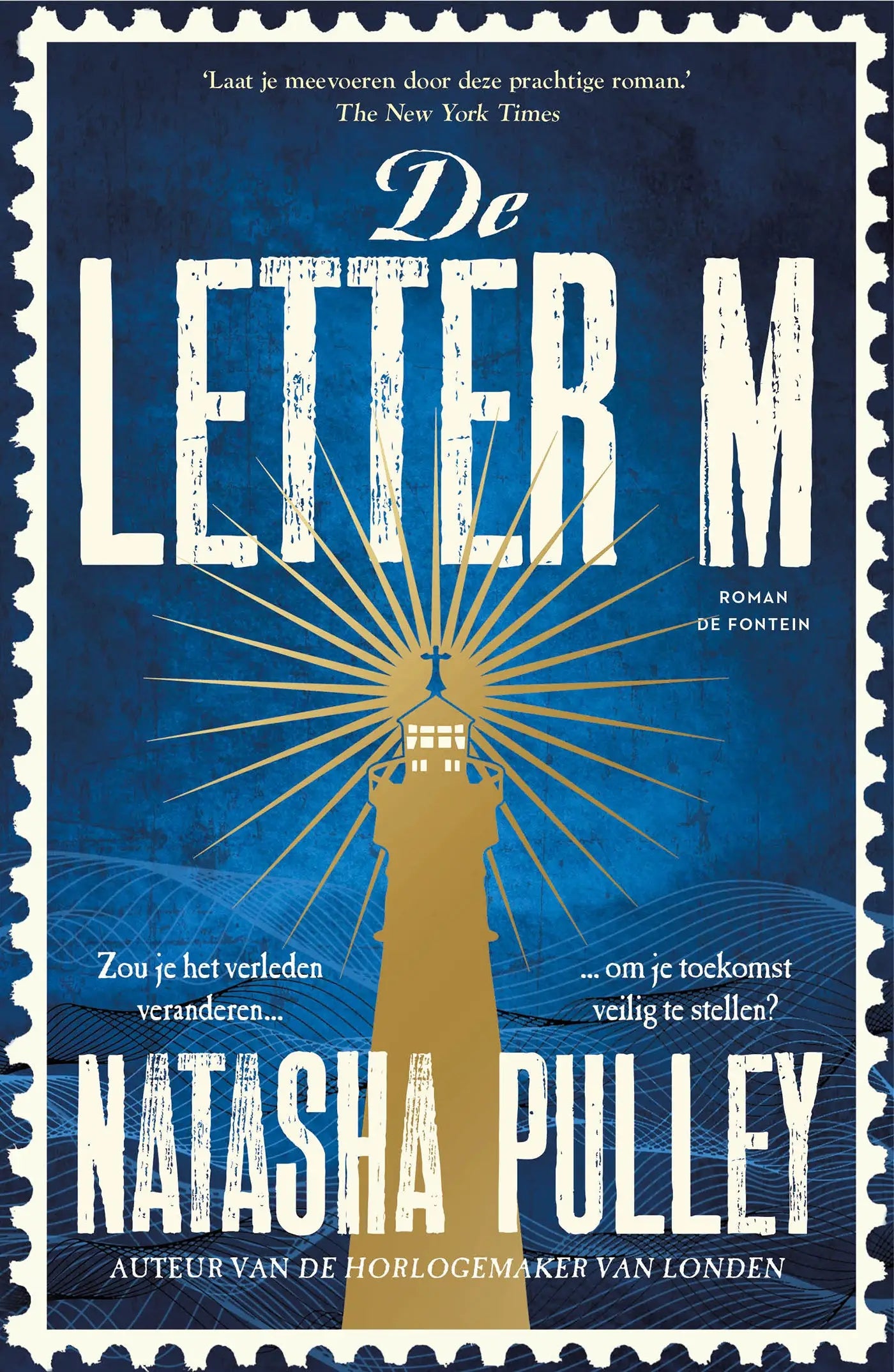 De letter M boek omslag toont een gestileerde gouden vuurtoren met zonnestralen op een diepblauwe achtergrond