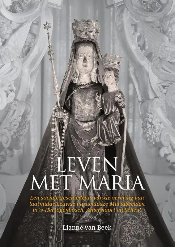 Een zwart-witfoto van een laatmiddeleeuwse miraculeuze mariabeeld van hout met de maagd maria en het christuskind in kroon en gewaden