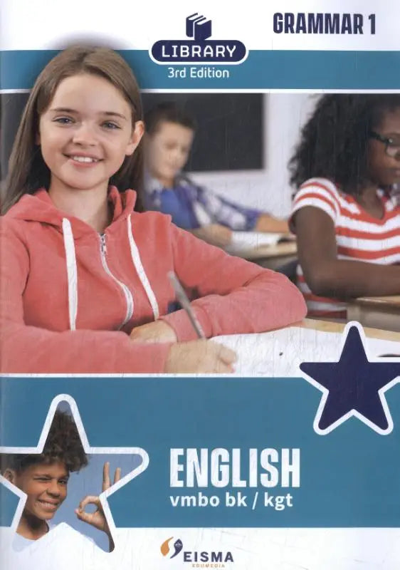 De voorkant van de grammar 1 engelse lesboek derde editie toont een glimlachend meisje in een koraalrode hoodie