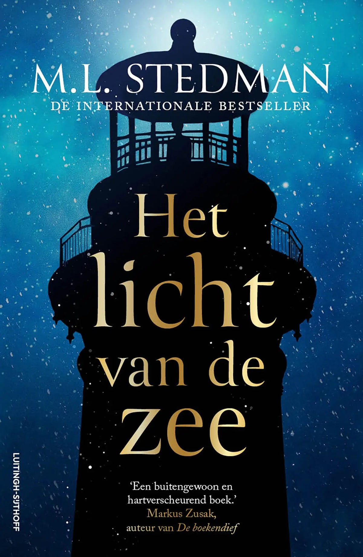 Het boekcover van het licht van de zee toont een zwarte vuurtoren tegen een diepblauwe sterrenhemel in deze vertaalde literaire roman